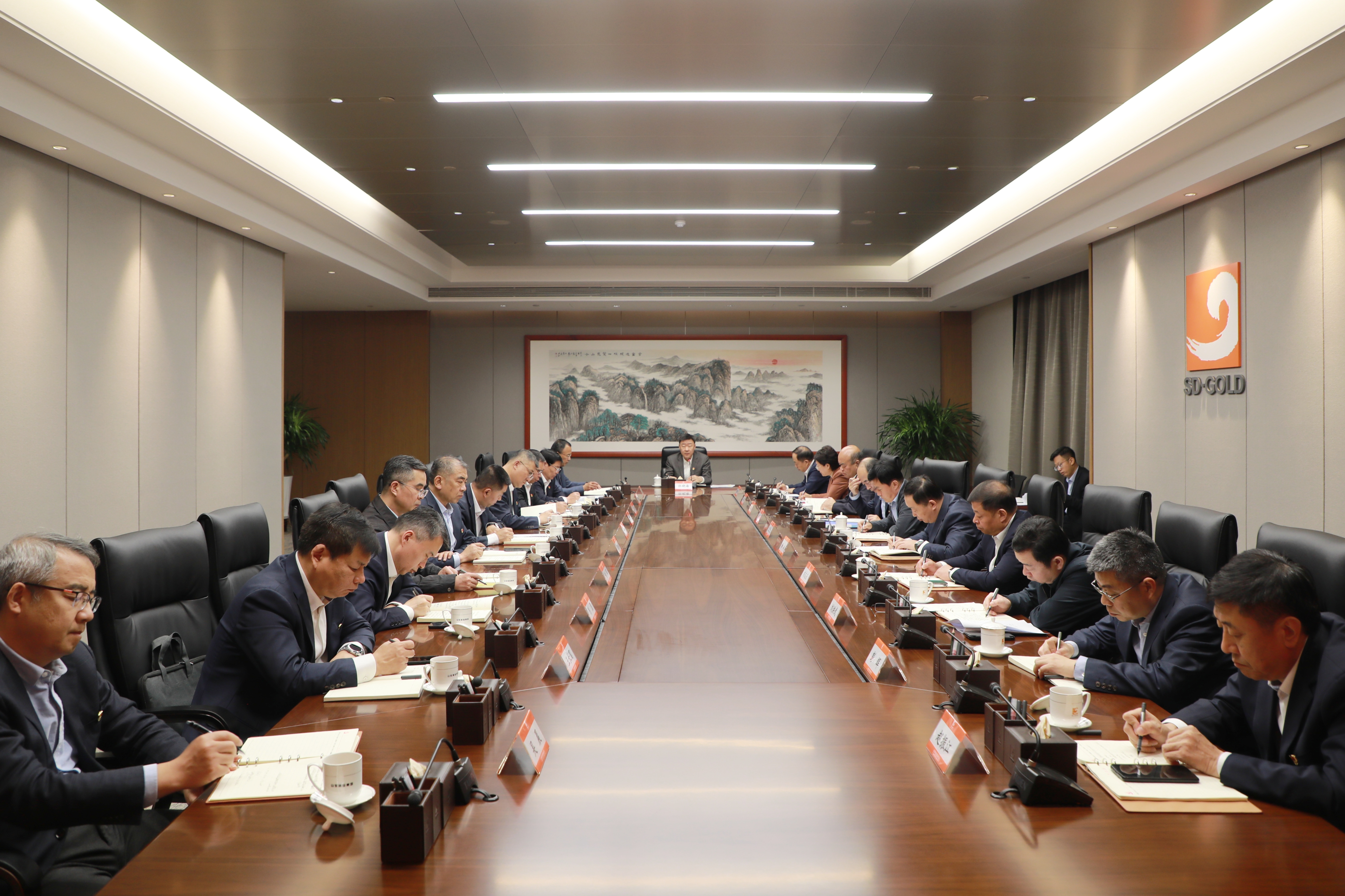 集團(tuán)黨委理論學(xué)習(xí)中心組進(jìn)行集體學(xué)習(xí)